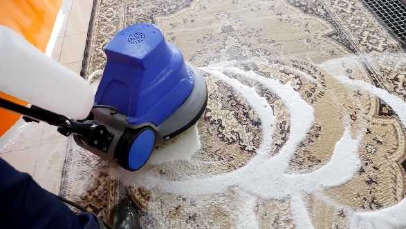 manual-carpet-washing